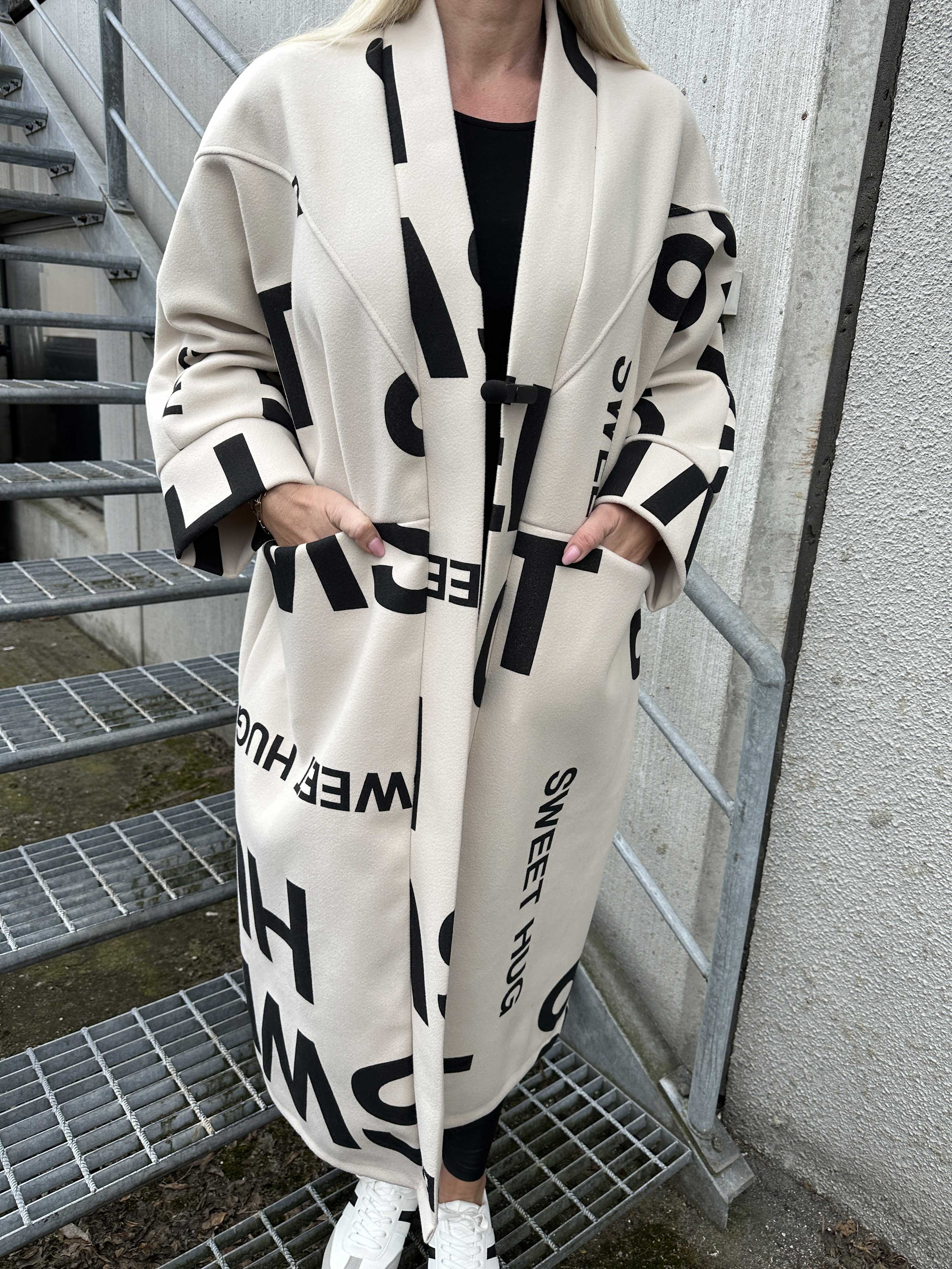 Annah Graphic - Oversized kappa med tydliga sömmar och text